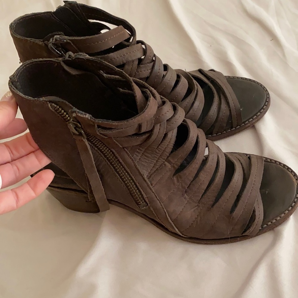 Rebels zip up heel